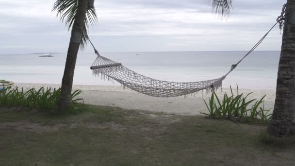 Hangmat swings tegen zee — Stockvideo
