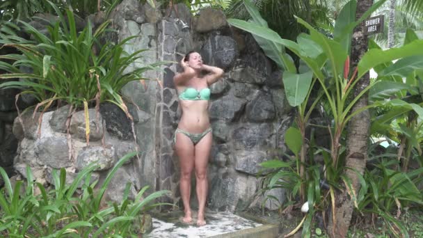 Kobieta stoi do czyszczenia pod prysznicem ze strumieniem deszczowym na świeżym powietrzu — Wideo stockowe