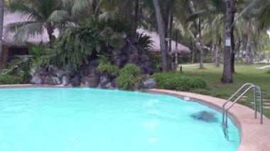 Adam tekniklerle açık yüzme havuzunda su içine dalış.