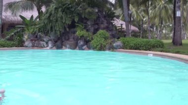 Kız açık havuza dalış