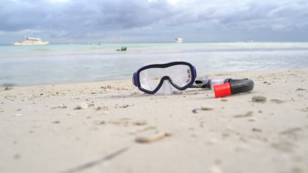 Vid havet ligger masken med snorkel — Stockvideo