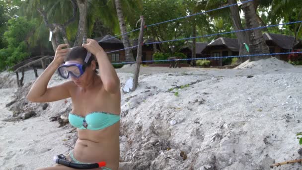 Kobieta w stroju kąpielowym, zestaw do nurkowania — Wideo stockowe