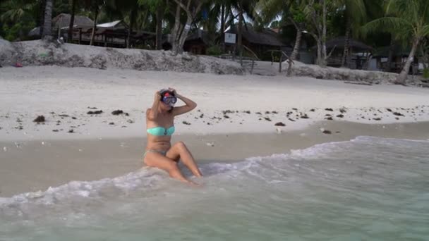 Kobieta w strój kąpielowy sukienka zestaw dla amatorów trafia do morza — Wideo stockowe