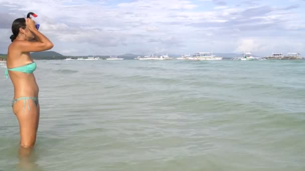 Vestido de niña con máscara y tubo va al mar — Vídeos de Stock