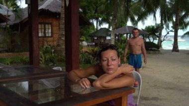 Bir masada restoranda sokakta oturan bir bayan. Uygun adam ve kadın kisses