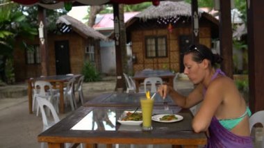 Restoran ve yiyecek salata dışında bir masada oturan bir kız