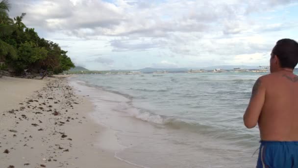 Homem corre na praia — Vídeo de Stock