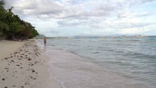 Homme en short courant sur le rivage — Video