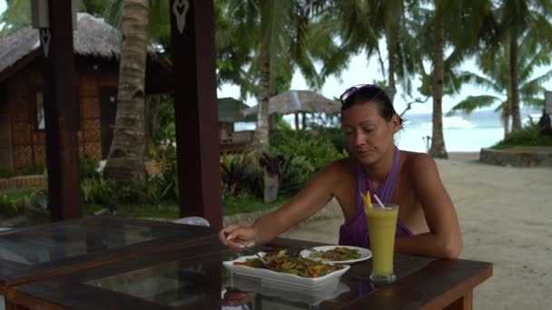 Restaurant Dans Rue Est Assis Une Femme Table Met Nourriture — Video