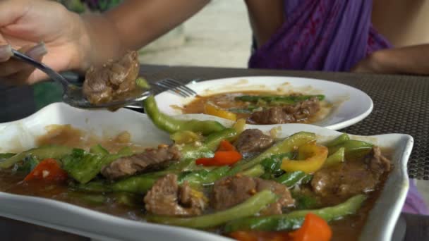 Frauenhände zwingen Essen in einer Schüssel auf — Stockvideo