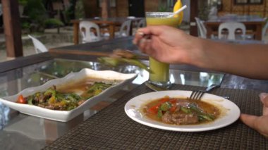 Kadın el sebzeli et tabak yerleştirilir