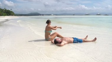 Sahilde sunning dostum. Kadın güneş koruyucu ile sürülür