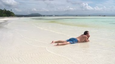 Adam kıyıya yakın deniz midesinde yatıyor