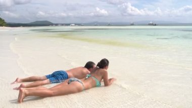 Su deniz kenarında çift mevcuttur