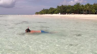 Adam bir snorkeler devreye girer ve bir deniz yıldızı bulur