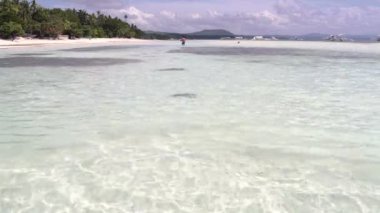 Bir kadın denize çalışır