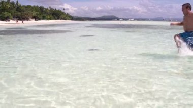 Bir adam denize çalışır