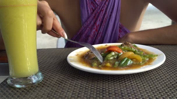 Ragazza mangia carne con verdure — Video Stock