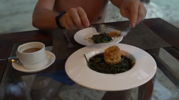 男士手放食物在盘子里 — 图库视频影像
