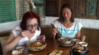 Restoran yemek deniz ürünleri sopa kadınlara