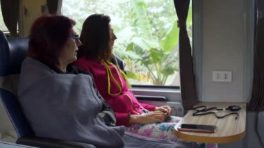 Bir kadın bir tren bir telefon şarj