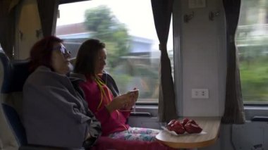 Kadın trende oturuyorsun. Malaya elma açayım