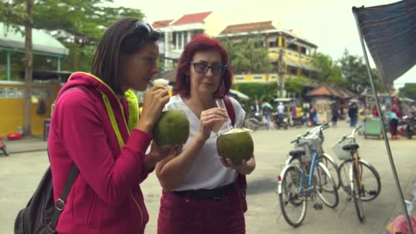 Γυναίκες Που Πίνουν Γάλα Καρύδας Στο Δρόμο — Αρχείο Βίντεο