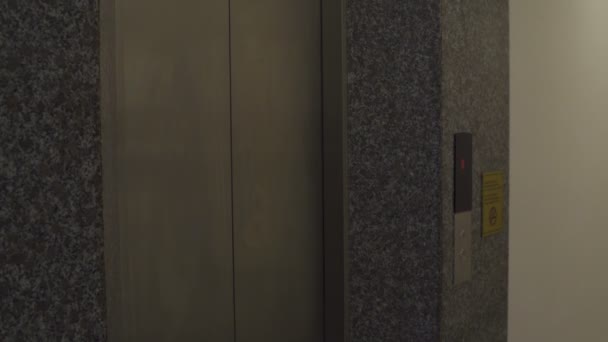 Οι πόρτες του ασανσέρ ανοίγουν και μια γυναίκα που βγαίνει από αυτό. — Αρχείο Βίντεο