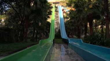 Bir kadın bir aquapark tepeden aşağı akıyor