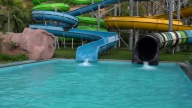 Aquapark su kaydırağı binmek