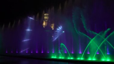 Akşam bir çeşme ile renkli bir ışık gösterisi