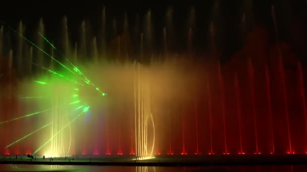 Lichtshow met een fontein in de avond — Stockvideo