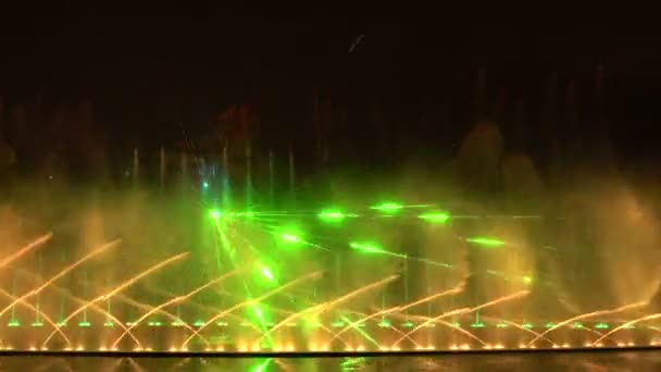 Spectacle de lumière laser avec fontaine le soir — Video