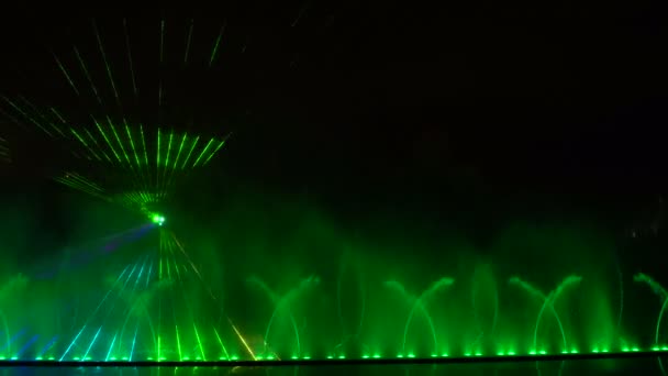 Lichtshow mit Springbrunnen — Stockvideo