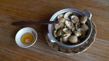 Yerel fesleğen ile Restoran Wok kızarmış midye çanağı