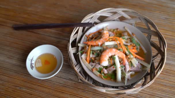 Plato en restaurante Brote de loto marinado con camarones y ensalada de cerdo — Vídeos de Stock