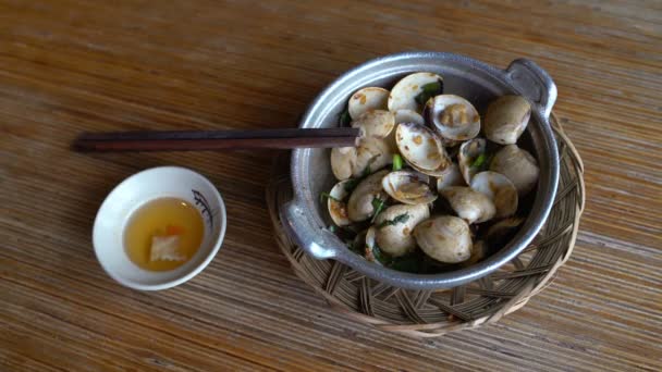 Gericht im Restaurant Wok gebratene Venusmuscheln mit lokalem Basilikum — Stockvideo
