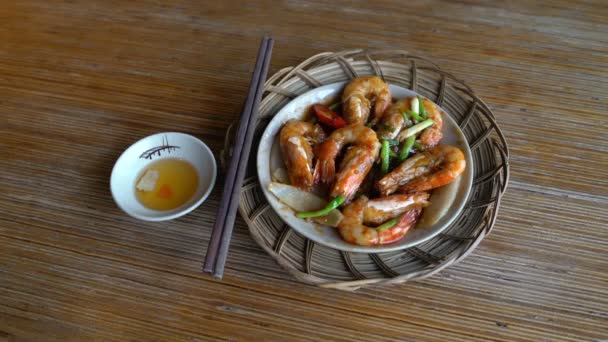 Plat au restaurant Crevettes frites au wok avec sauce tamarin — Video