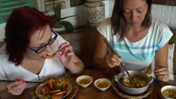 Mulheres comem mexilhões e camarões em um restaurante japonês — Vídeo de Stock