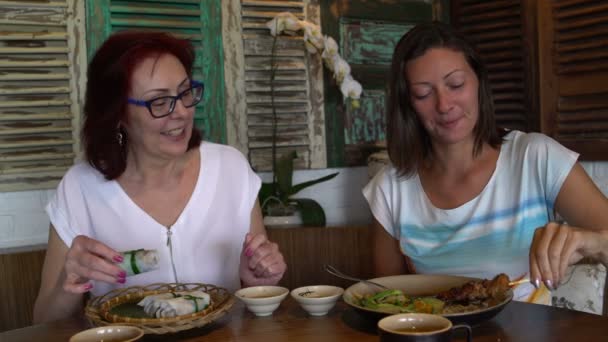 Le donne nel ristorante battono un rotolo e pollo Shish kebab e mangiano — Video Stock