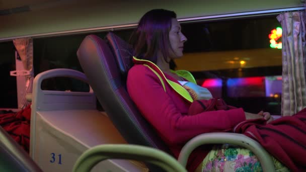 Eine Frau wirft den Sitz im Schlafbus zurück — Stockvideo