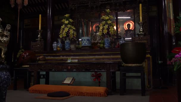Altaret i ett buddhistiskt tempel — Stockvideo