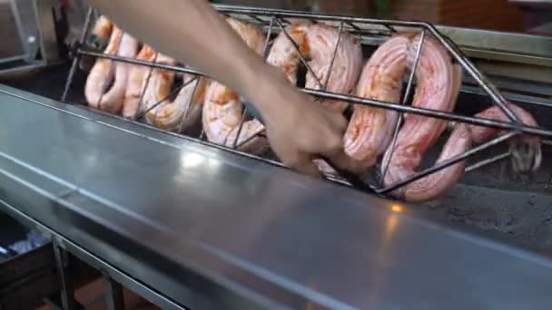 Su uno spiedo barbecue serpente fritto. Mens mano intrufola un forcipe carboni in un braciere — Video Stock