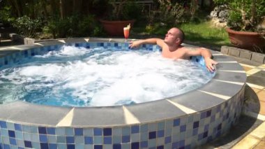 Adam jakuzide rahatlayın