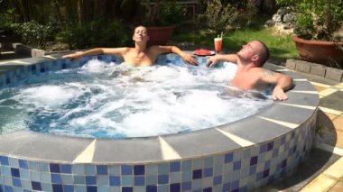 Çift jakuzide rahatlatır. Kadın alır ve gider