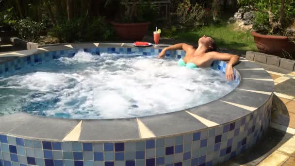 Mädchen entspannt sich im Whirlpool — Stockvideo