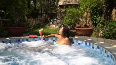 Yapay şelale arka plan üzerinde jakuzide kadın rahatlatır