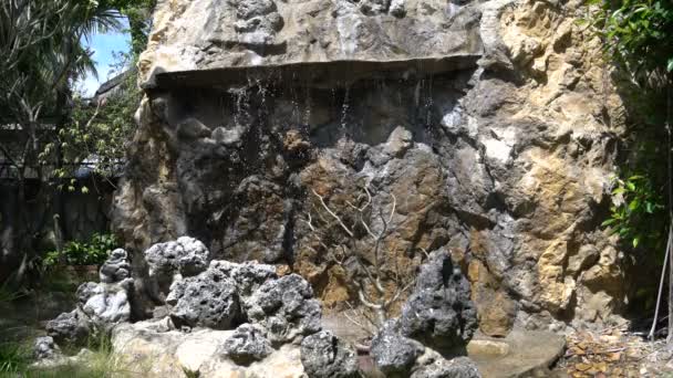 Природа. Красивий штучний кам'янистий водоспад — стокове відео
