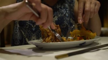 Kadın elleriyle bıçak ve çatal meyilli et kesmek için
