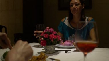 Chokaetsja gözlük ve içme kırmızı şarap tablo oturur bir kız restoranda yiyor